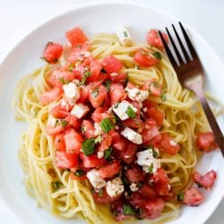 This Tomato Basil Pasta recipe requires only 6 ingredients! It's fresh, healthy and easy to make. Pair it with your favourite grilled protein for a delicious summer meal!