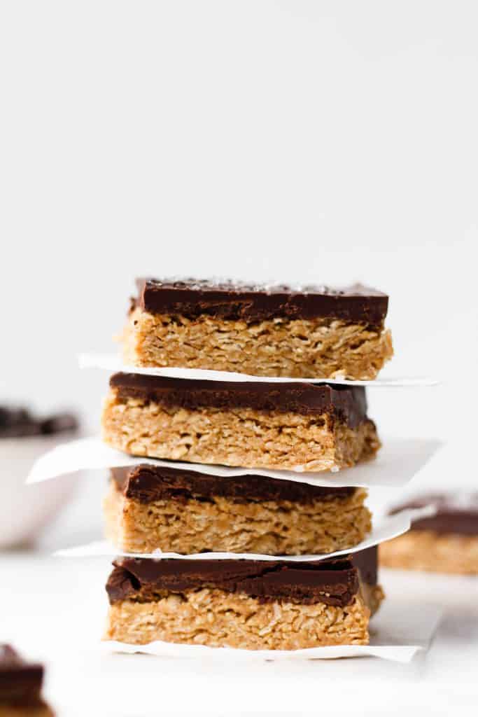 Delicious and healthy chocolate peanut butter bars made with simple ingredients like peanut butter, oats, honey and chocolate. These no bake chocolate peanut butter oatmeal bars are a great sweet snack or healthy dessert straight from the fridge. Easy and gluten-free!