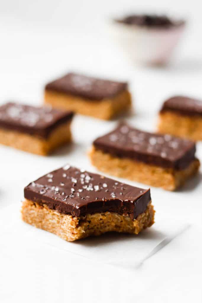 Delicious and healthy chocolate and peanut butter bars made with simple ingredients like peanut butter, oats, honey and chocolate. These no-bake chocolate peanut butter oatmeal bars are a great sweet snack or healthy dessert straight from the fridge. Easy and gluten-free!